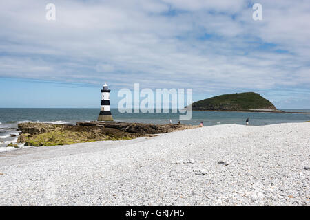 Puffin Island, Trwyn Du Leuchtturm und der ländliche Strand von Penmon, Anglesey, Wales, UK Stockfoto