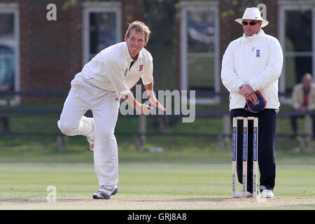 Tom Westley in Aktion für Essex - Cambridge MCCU Vs Essex CCC - Freundschaftsspiel Cricket Fenner Cricket Ground, Cambridge University - 04.02.12 bowling Stockfoto