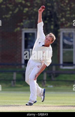 Tom Westley in Aktion für Essex - Cambridge MCCU Vs Essex CCC - Freundschaftsspiel Cricket Fenner Cricket Ground, Cambridge University - 04.02.12 bowling Stockfoto