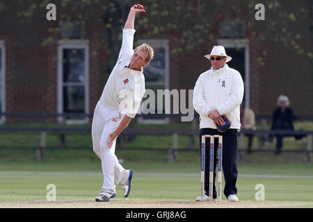 Tom Westley in Aktion für Essex - Cambridge MCCU Vs Essex CCC - Freundschaftsspiel Cricket Fenner Cricket Ground, Cambridge University - 04.02.12 bowling Stockfoto