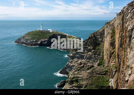 Der markante und beliebte South Stack Lighthouse, Anglesey, Wales, UK Stockfoto