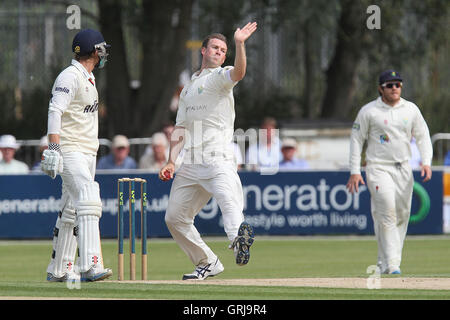 Huw Waters in Aktion für Glamorgan - Essex CCC Vs Glamorgan CCC - LV County Championship Division zwei Cricket in den Schlosspark, Colchester - 17.08.12 bowling Stockfoto