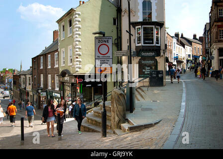 Shopper, Touristen und Studenten auf Elvet Bridge und Sattler Street, Durham Stockfoto