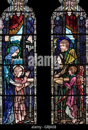 Die Heilige Familie mit einem geflügelten Engel in Josephs Werkstatt, Kirche St. Joseph, Colwyn Bay, Conwy, Wales, UK Stockfoto