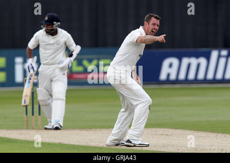 Eine starke Anziehungskraft von David Masters von Essex für das Wicket Bilal Shafayat - Essex CCC Vs Hampshire CCC - LV County Championship Division zwei Cricket an der Ford County Ground, Chelmsford, Essex - 19.07.12 Stockfoto