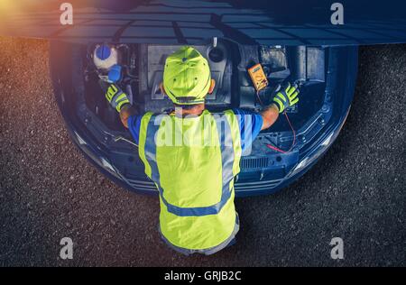 Mechanische Wartung Fahrzeug. Modernes Auto mit offener Haube gebrochen. Kfz-Reparatur. Stockfoto