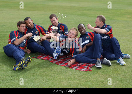 Essex CCC Spieler (v.l.) Michael Comber, Tymal Mills, Tim Philllps, Tom Westley, Maurice Chambers und Tom Craddock Essen Popcorn in Friends Provident T20-Kit - Essex CCC Pressetag an der Ford County Ground, Chelmsford, Essex - 04.03.12 Stockfoto