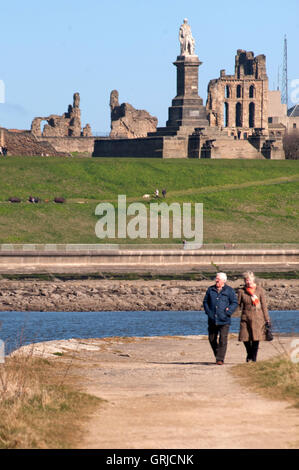 Collingwood Denkmal und Tynemouth Priory von South Shields Stockfoto