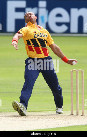 Tymal Mills in bowling Aktion für Essex - Essex Adler Vs Australien - Tourist Spiel Cricket an der Ford County Ground, Chelmsford, Essex - 26.06.12 Stockfoto