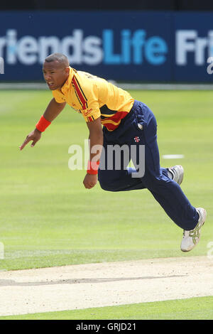 Tymal Mills in bowling Aktion für Essex - Essex Adler Vs Australien - Tourist Spiel Cricket an der Ford County Ground, Chelmsford, Essex - 26.06.12 Stockfoto