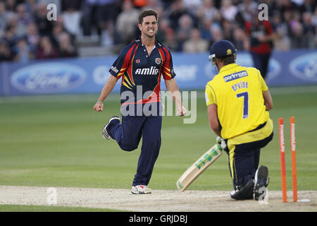 Ryan Ten Doeschate behauptet das Wicket Sean Ervine - Essex Adler Vs Hampshire Royals - Freunde Leben T20 Cricket an der Ford County Ground, Chelmsford, Essex - 29.06.12 Stockfoto