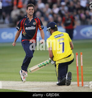 Ryan Ten Doeschate behauptet das Wicket Sean Ervine - Essex Adler Vs Hampshire Royals - Freunde Leben T20 Cricket an der Ford County Ground, Chelmsford, Essex - 29.06.12 Stockfoto