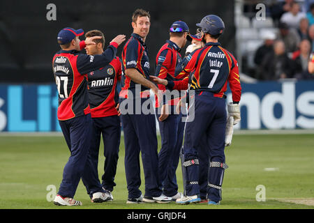 David Masters of Essex ist auf das Wicket Rob Key - Essex Adler Vs Kent Spitfires - Freunde Leben T20 Cricket an der Ford County Ground, Chelmsford, Essex - 20.06.12 gratulierte. Stockfoto