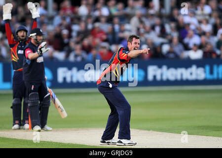 Eine starke Anziehungskraft von David Masters von Essex für das Wicket Darren Stevens - Essex Adler Vs Kent Spitfires - Freunde Leben T20 Cricket an der Ford County Ground, Chelmsford, Essex - 20.06.12 Stockfoto