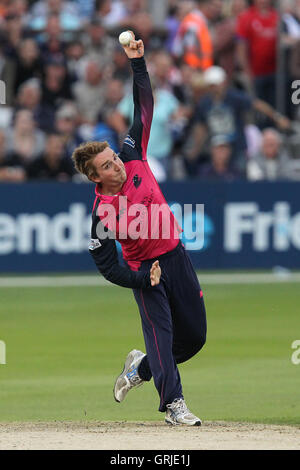 Tom Smith in bowling Aktion für Middlesex - Essex Adler Vs Middlesex Panthers - Freunde Leben T20 Cricket an der Ford County Ground, Chelmsford, Essex - 07.05.12 Stockfoto