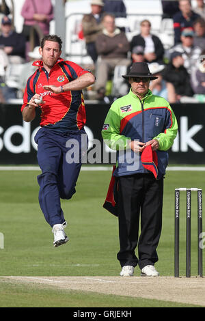 David Masters in bowling Aktion für Essex - Essex Adler Vs Worcestershire Royals - Clydesdale Bank CB40 Gruppe A Cricket auf dem Ford County Ground, Chelmsford - 13.05.12 Stockfoto