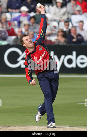 Tim Phillips in bowling Aktion für Essex - Essex Adler Vs Worcestershire Royals - Clydesdale Bank CB40 Gruppe A Cricket auf dem Ford County Ground, Chelmsford - 13.05.12 Stockfoto