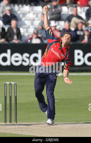 Greg Smith in bowling Aktion für Essex - Essex Adler Vs Worcestershire Royals - Clydesdale Bank CB40 Gruppe A Cricket auf dem Ford County Ground, Chelmsford - 13.05.12 Stockfoto