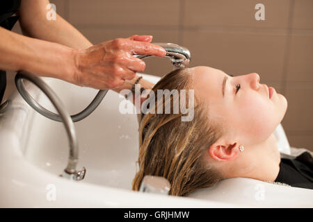 Friseur am Arbeitsplatz - Friseur waschen Haare an den Kunden zuvor Frisur Stockfoto