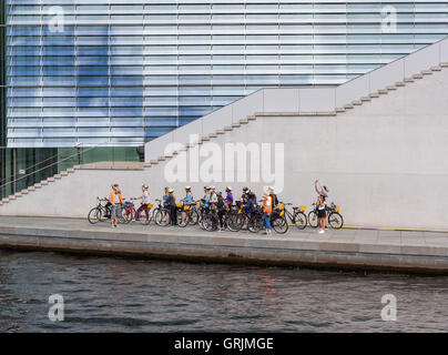 Gruppe von jungen Touristen auf einer Radtour machen Sightseeing in Berlin, Deutschland. Stockfoto
