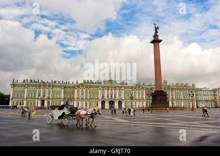 Schlossplatz, Alexander-Säule und der Eremitage, Winter Palace, UNESCO-Weltkulturerbe, St. Petersburg, Russland, Europa Stockfoto