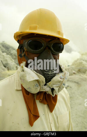 Schwefelbergwerke fördern Schwefel am Ijen Vulkan, Kawah ljen, Ost-Java, Java, Indonesien Stockfoto