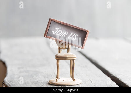 Begleiten Sie uns Text und Stuhl. Rekrutierung registrieren Mitgliedschaft mieten Idee. Stockfoto