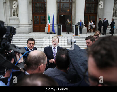 Taoiseach Enda Kenny spricht zu den Medien außerhalb Regierungsgebäude in Dublin am Ende seiner Gespräche mit Präsident des Europäischen Rates, Donald Tusk. Stockfoto