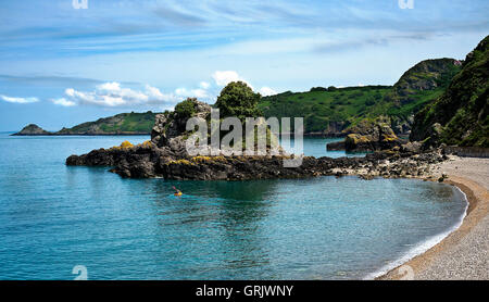 Bouley Bay an der Nordküste von Jersey, Channel Islands. Der Kiesstrand und Cliff Path Wanderungen in der Umgebung sind sehr beliebt bei Touristen. Stockfoto