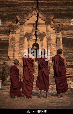 Eine Gruppe von jungen unerfahrenen buddhistische Mönche Mingun Pagode. Mingun, Sagaing, Myanmar. Stockfoto