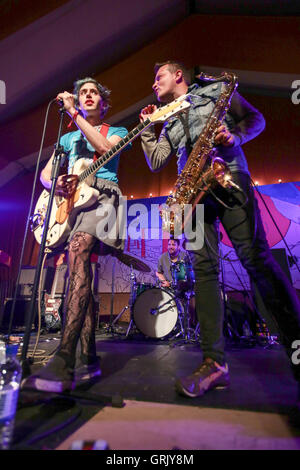 Ezra Furman und die Freunde machen einen geheimen Gig auf dem Tipi-Zelt am 1. Tag (Donnerstag) von Ende 2016 Road Festival in L Stockfoto