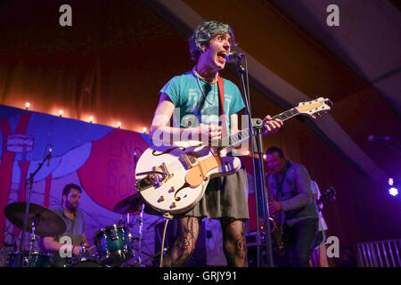 Ezra Furman und die Freunde machen einen geheimen Gig auf dem Tipi-Zelt am 1. Tag (Donnerstag) von Ende 2016 Road Festival in L Stockfoto