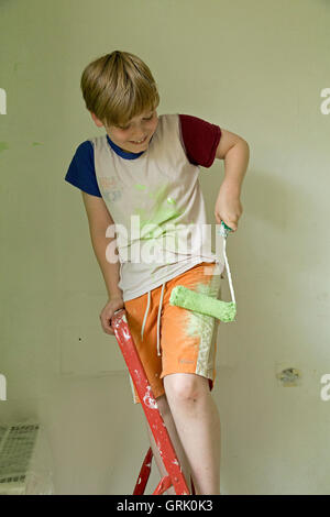 junge Malerei seine Hose Stockfoto