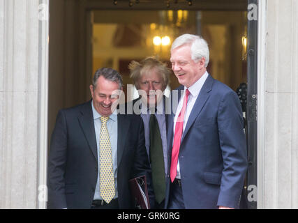 Lassen Sie Liam Fox, Boris Johnson und David Davis, die drei Brexiteers Nummer 10 Downing Street nach einer Kabinettssitzung Stockfoto