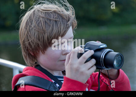 kleiner Junge fotografieren Stockfoto