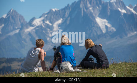 Eine Gruppe auf der Mont-Blanc-Massiv und die Dame zeigen, wo sie herkommen Stockfoto