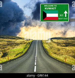 Kuwait-Schild gegen klar blauen Himmel Stockfoto