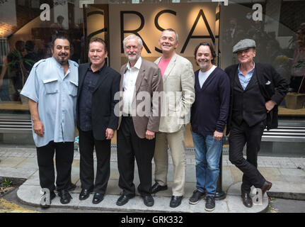 Arbeitsmarkt Führer Jeremy Corbyn (3L) mit UK Reggaeband UB40 nach einer Pressekonferenz in London, Großbritannien, 6. September 2016. Stockfoto