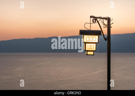 Haus geformte Laterne scheint am See Stockfoto