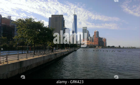 Lower Manhattan Skyline entlang des Hudson River. Stockfoto