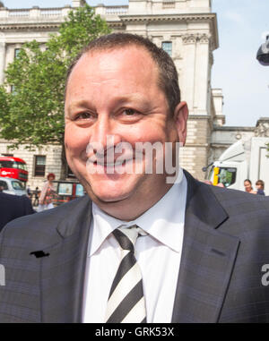 Mike Ashley, Geschäftsführer des Sports Direct und Besitzer von Newcastle FC, kommt an dem Commons Select Committee für Fragen Stockfoto