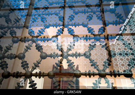 Abstrakte Muster in einem Fenster das Aga Khan Museum für islamische Kunst in Toronto, Ontario, Kanada Stockfoto