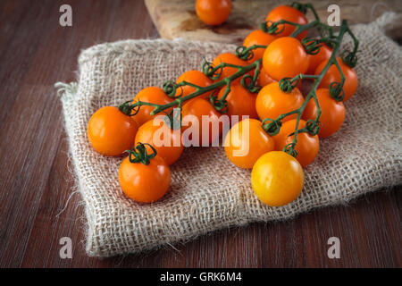 Frische rohe orange Cherry-Tomaten für eine gesunde Ernährung Stockfoto