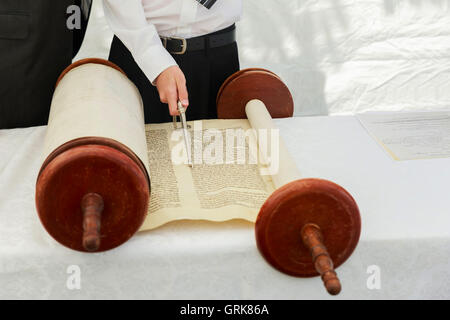 5. September 2016 USA NY Hand der Junge liest der jüdischen Thora in der Bar-Mizwa Bar Mitzvah Torah-Lesung Stockfoto