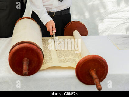 5. September 2016 USA NY Hand der Junge liest der jüdischen Thora in der Bar-Mizwa Bar Mitzvah Torah-Lesung Stockfoto