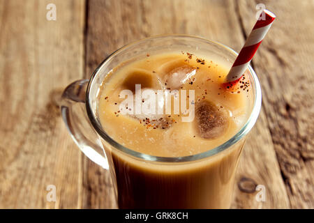 Eiskaffee mit Zimt im Glas über rustikale Holz Hintergrund Stockfoto