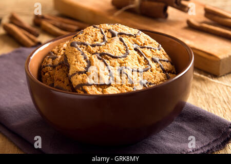Hausgemachte Haferkekse mit Schokolade im Cup über rustikale Holz Hintergrund Stockfoto
