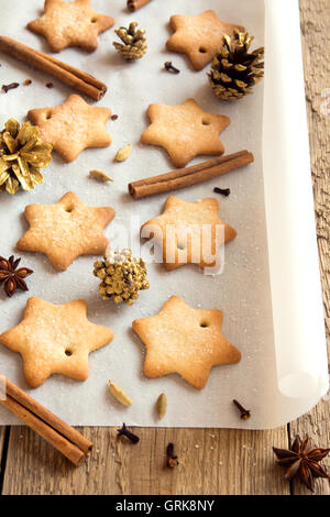 Weihnachtsplätzchen und Gewürzen auf Backpapier - hausgemachte Winter Bäckerei Stockfoto