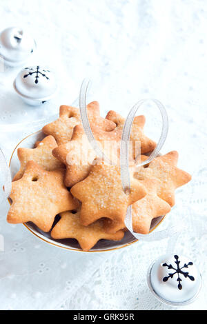 Weihnachten Lebkuchen auf weiße Serviette mit Silberband für Winterurlaub Stockfoto