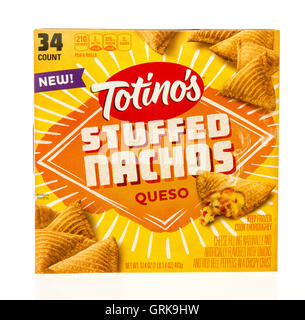 Winneconne, Wisconsin - 12. August 2016: Box von Totino Nachos in Queso Geschmack auf einem isolierten Hintergrund gefüllt. Stockfoto